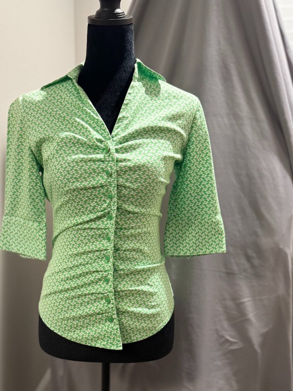 💚 New York & Company Green Floral Ruched Button-Up Top 💚